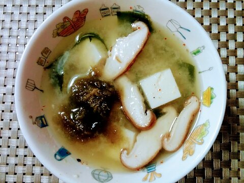 椎茸と豆腐とろろ昆布入りおみそ汁